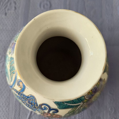 Vintage decorative handpainted vase like new
