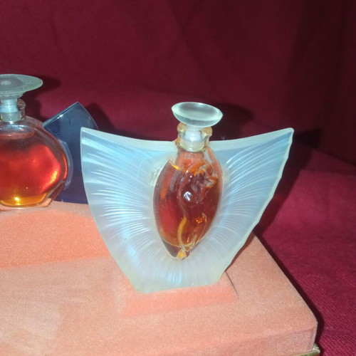 Lalique Les Flacons Miniature Perfume Set like new, 3 bottles