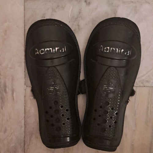 Admiral football shin guards like new, black