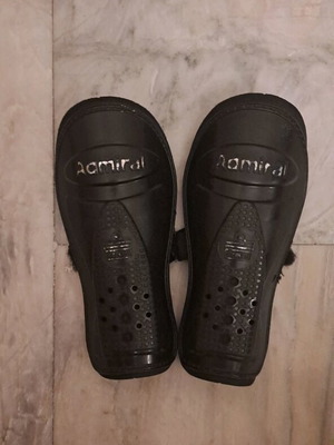 Admiral football shin guards like new, black
