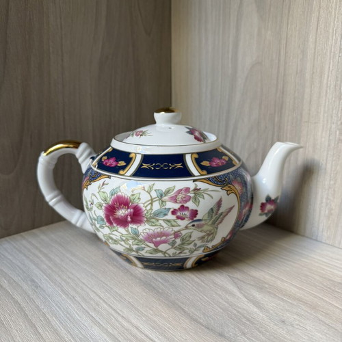 Porcelain teapot with strainer