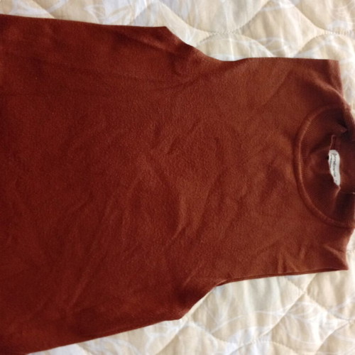 Sleeveless turtleneck like new, beautiful color