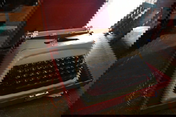 Olivetti Studio 44 – Κλασική Φορητή Γραφομηχανή με Πληκτρολόγιο AZERTY