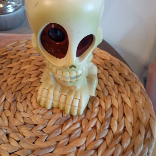 Plastic skull vintage used, not working