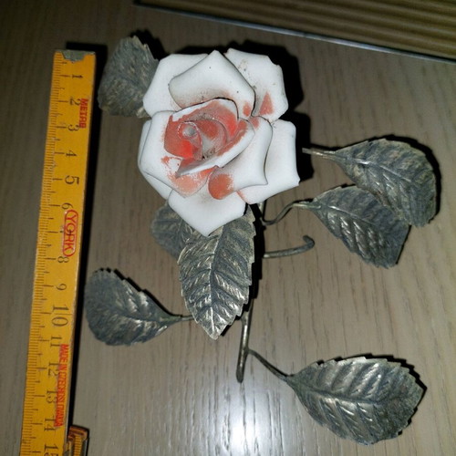 Decorative flower used with metal leaves