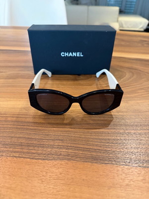 Γυαλιά ηλίου Chanel καινούργια με θήκη, μαύρο και άσπρο