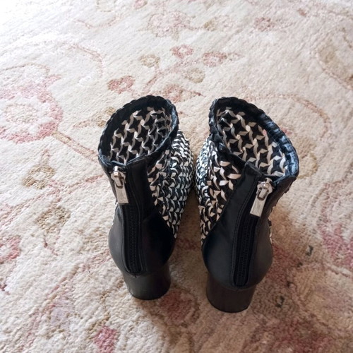 Zara ankle boots used black and white knit with zipper size 37