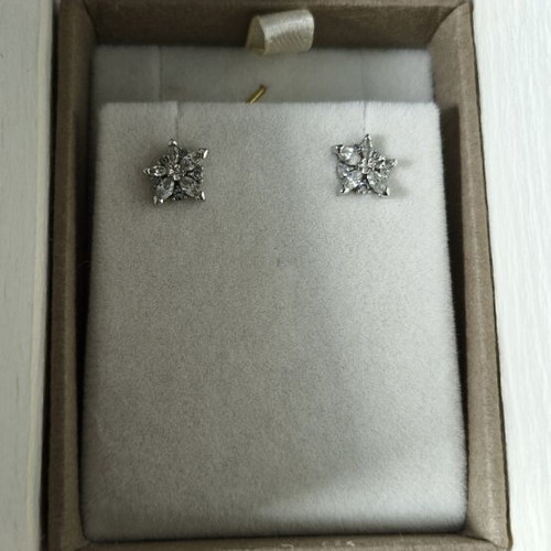 Swarovski star snowflake stud earrings like new, white