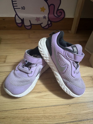 Nike αθλητικά παπούτσια νούμερο 26 σαν καινούργιο, μωβ