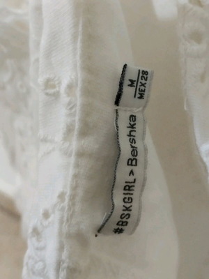 Ολόσωμο σορτσάκι Bershka μεταχειρισμένο, κρεμ με δαντέλα