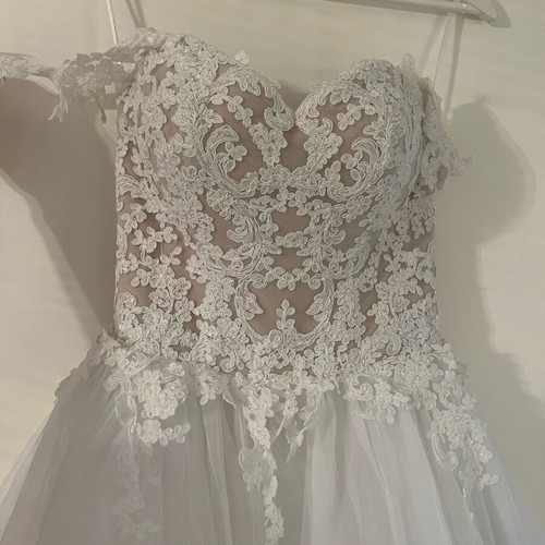 Wedding dress with veil like new, French lace, size S