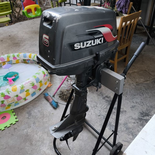 Suzuki 6 HP two-stroke outboard motor like new with inflatable boat