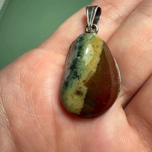 Handmade vintage pendant with 950 silver and semiprecious stone