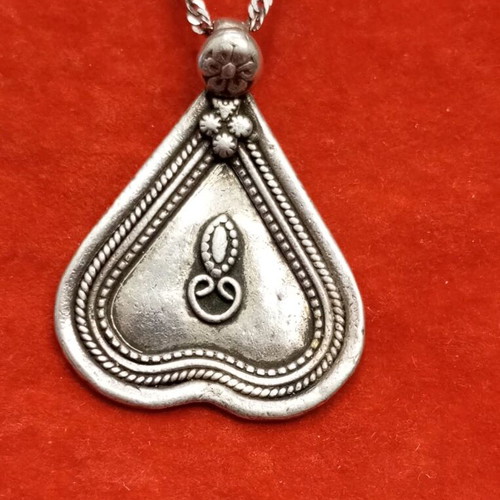Silver necklace vintage like new with Celtic design