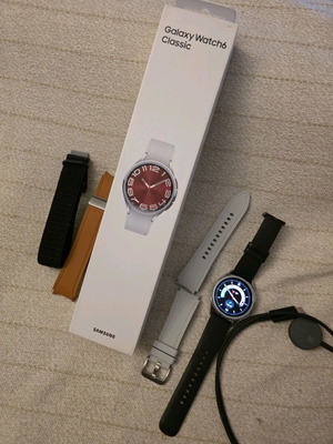 Galaxy Watch6 Classic 43mm σε άριστη κατάσταση με φορτιστή και 3 λουράκια
