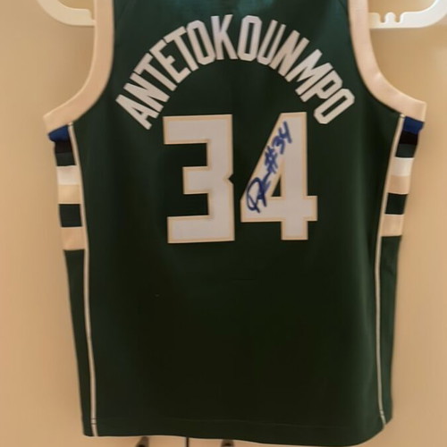 Milwaukee Bucks Giannis Antetokounmpo Jersey signed, like new, kids small