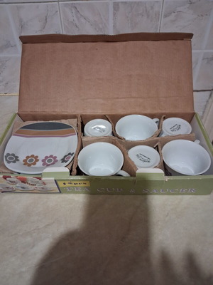Set of 6 porcelain tea cups and saucers, new