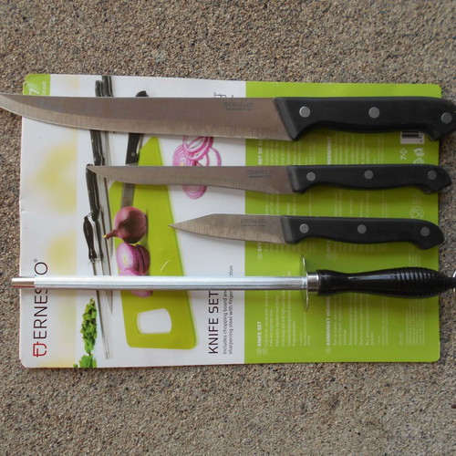Ernesto kitchen set with 3 knives and 1 sharpener new