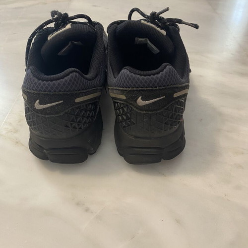Nike Vomero 5 casual shoes size 42.5 like new black and red
