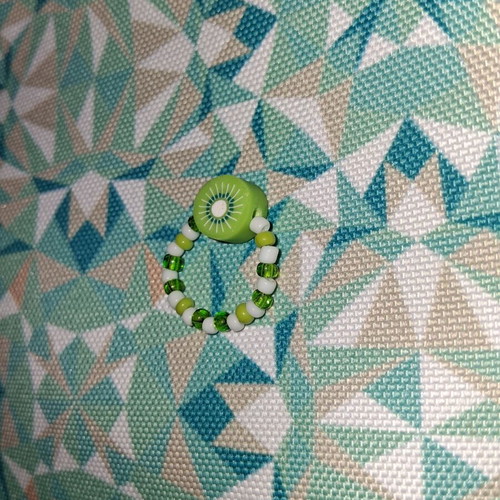 Elastic ring with beads and kiwi design