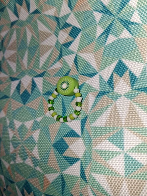 Elastic ring with beads and kiwi design