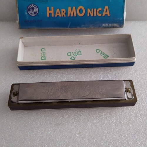 Harmonica vintage used in its box