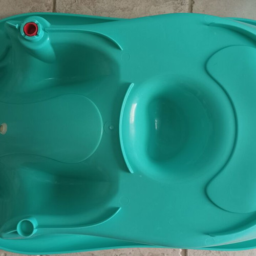 Okbaby Onda baby bath used with ergonomic seat and water thermometer