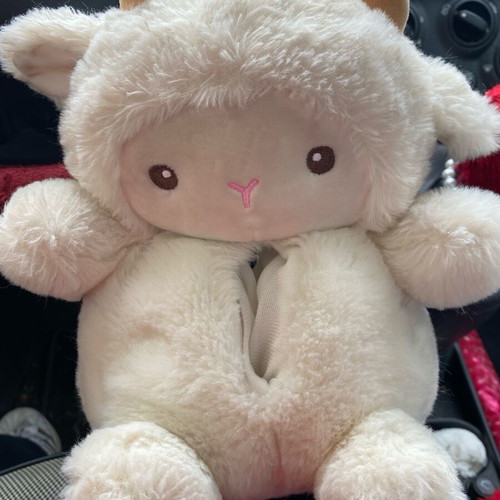 Handmade tissue holder like new with lamb design for car