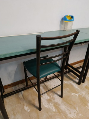 Επιφάνεια εργασίας και καρέκλα σαν καινούργια