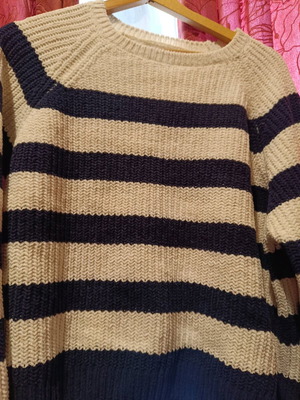 Pullover like new, size large with soft texture