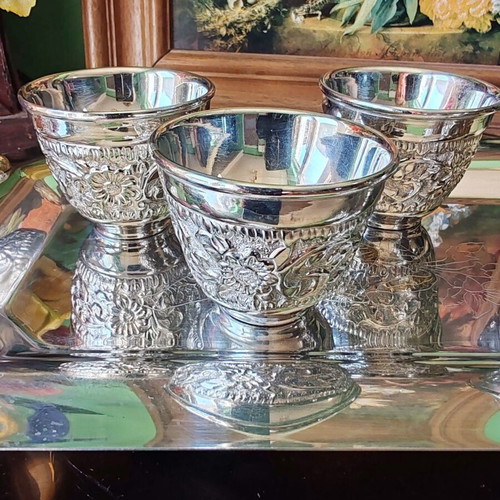 Silver-plated sake set like new with 4 cups and tray with brass handles