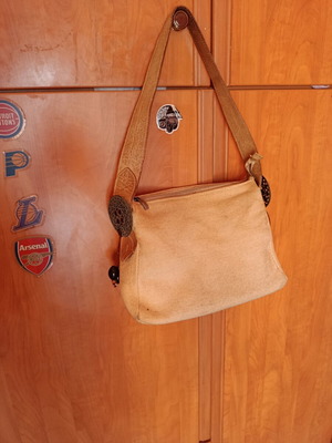 Γυναικεία τσάντα ώμου boho style, μπεζ λινάτσα με δερμάτινο λουράκι τάμπα