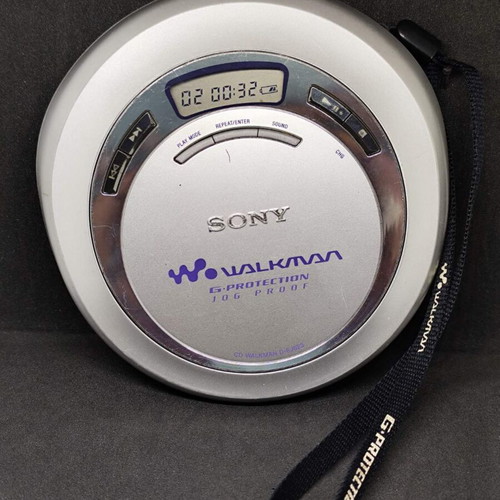 Sony Walkman D-EJ621 Portable CD Player like new with original strap