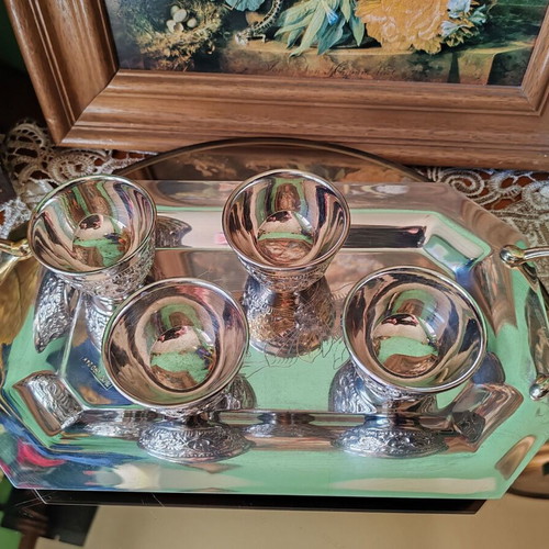 Silver-plated sake set like new with 4 cups and tray with brass handles