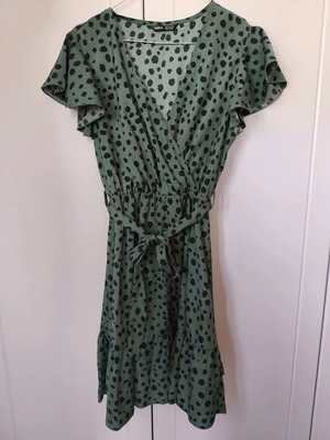Shein mini dress with ruffles and belt like new, black and green