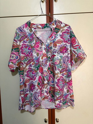 Short-sleeve shirt with floral pattern size M like new