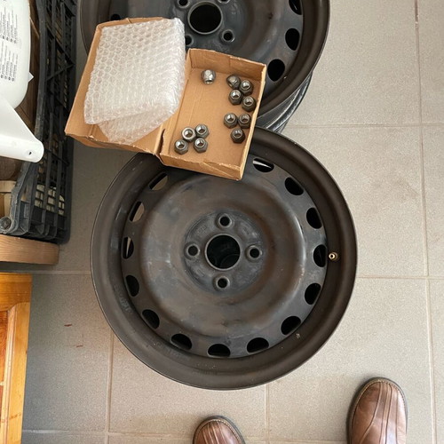 Toyota Yaris steel rims 15 4x100 like new with bolts and hubcaps