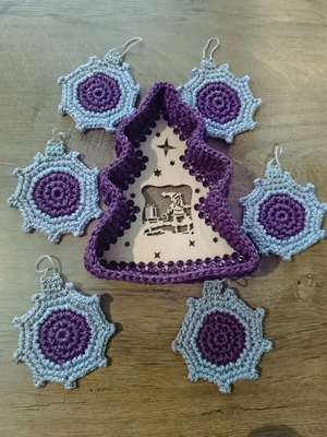 Knitted basket with wooden base and 6 Christmas coasters in purple-silver