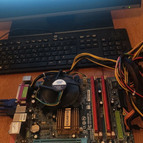 Motherboard and Intel Core2 Quad Q6600 processor set for Socket LGA775 used