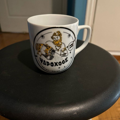 Coffee mug with Aquarius logo like new