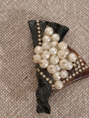 Vintage brooch used with rhinestones and pearl decorations