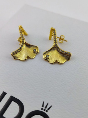 Pandora Ginkgo Leaf Earrings like new, gold color