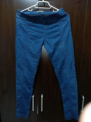 Υφασμάτινο παντελόνι Stradivarius με εφέ τζιν μεταχειρισμένο χωρίς κουμπιά