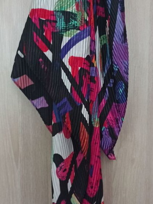 Satin pleated scarf like new, black and white with colorful hearts