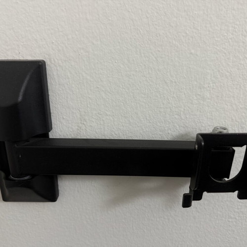 TV 32 inch like new with wall mount