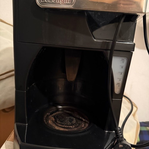 Delonghi French Coffee Maker used, slightly cracked carafe