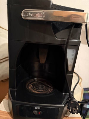 Delonghi French Coffee Maker used, slightly cracked carafe