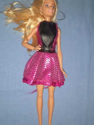 Barbie Endless Curls μεταχειρισμένη με πολύ μακριά ξανθά μαλλιά και φόρεμα φούξια