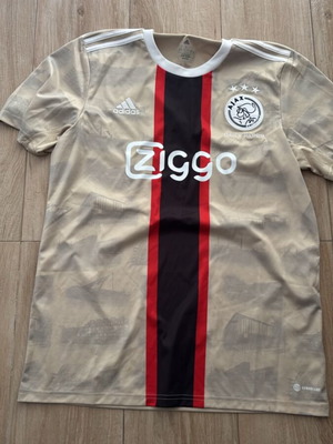 Ajax Adidas ποδοσφαιρική φανέλα σε μπεζ παραλλαγή με κόκκινες και μαύρες ρίγες