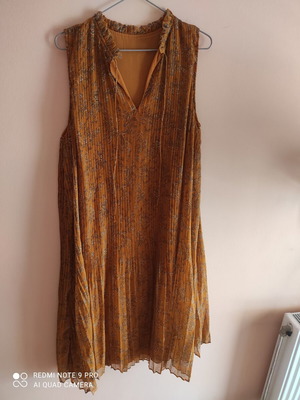 Midi dress pleated mustard with white-gray flowers Mango new